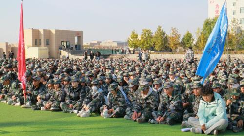 我院举行2025级新生开学仪式暨军训发动大会