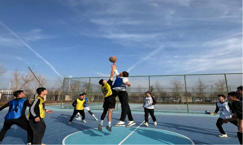 公共效劳与治理学院开展“薪火相传，篮下启航”主题篮球友谊赛