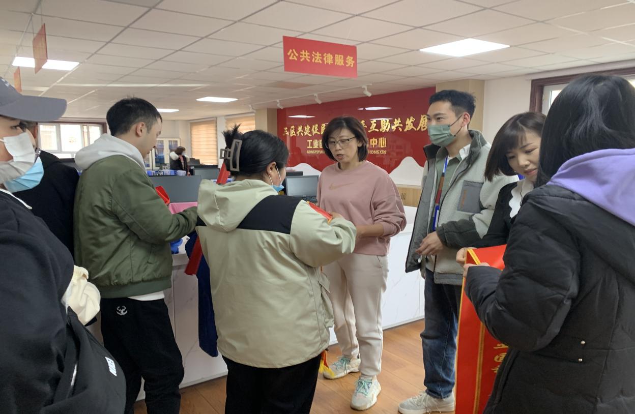 公共效劳与治理学院 《青春不打烊? 一起学雷锋》自愿活动进社区，释放青春正能量活动简报