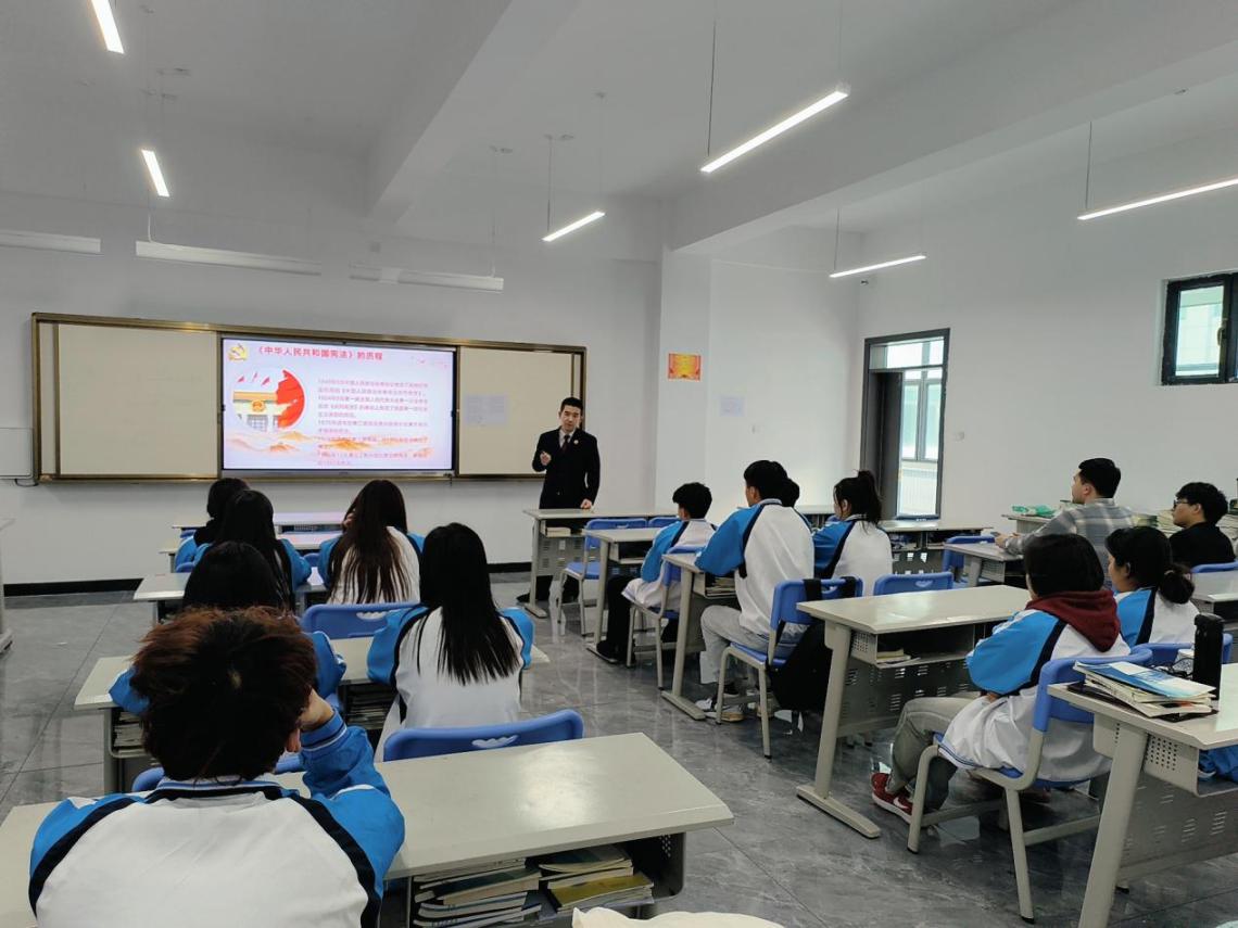 鼎力大举弘扬宪法精神、建设社会主义法治文化--公共效劳与治理学院开展12·4宪法宣传日普法宣传活动