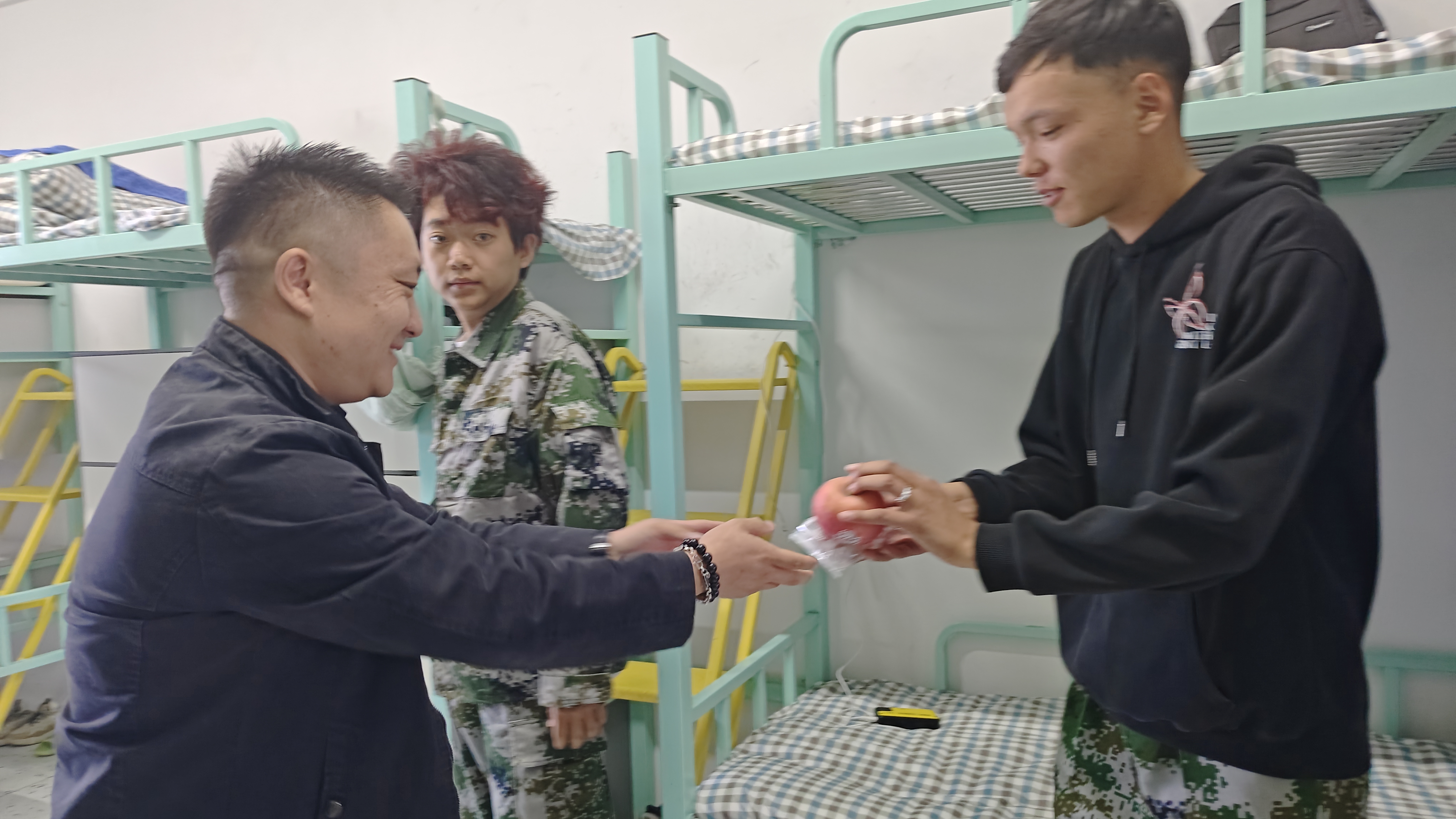 中秋佳节，情暖校园