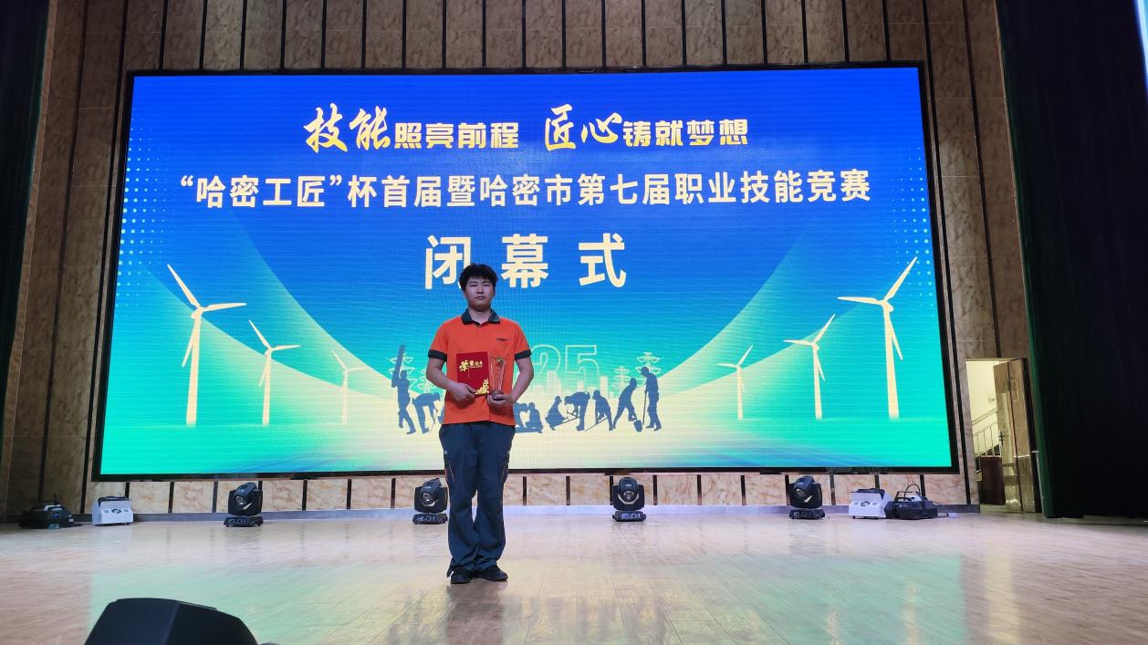 喜报！mg冰球突破学子闪灼“哈密工匠”杯手艺大赛！