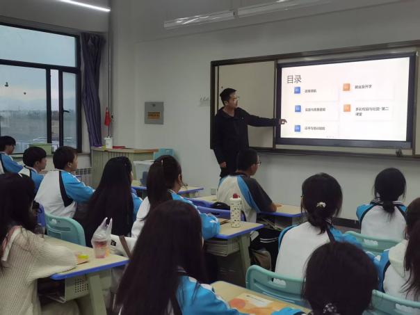 显智慧光线，创专业绚烂！  ——mg冰球突破经济治理学院新生专业先容会